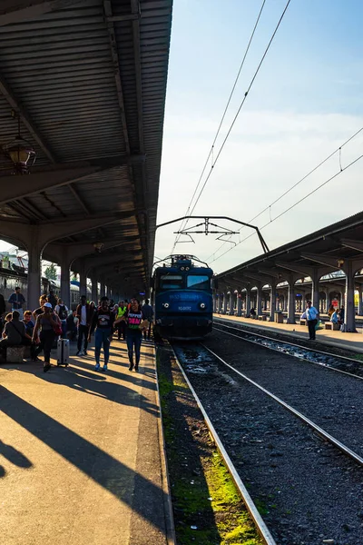 Bükreş, Romanya 'daki Bükreş Kuzey Tren İstasyonu' ndaki (Gara de Nord Bükreş) tren detayı ve tren platformu, 2021