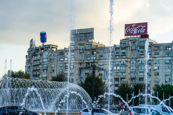 ブカレストのダウンタウンにあるUnirii Squareで噴水 ルーマニアのブカレストのUnirii Boulevard 2021 — ストック写真