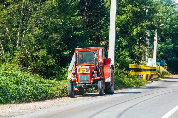 Червоний Сільськогосподарський Трактор Дорозі Біхорі Румунія 2020 Рік — стокове фото