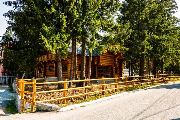 Typisch Houten Huis Tussen Bomen Bergen Vartop Roemenië 2021 — Stockfoto