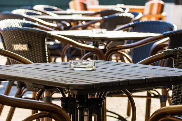 Großaufnahme Eines Leeren Tisches Mit Leeren Stühlen Einem Örtlichen Outdoor — Stockfoto