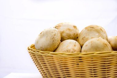 Taze şampiyonlar, hasır sepetteki şampiyon mantarlar izole edildi.