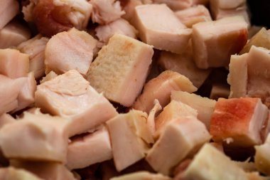 Kasap domuz eti kesiyor.