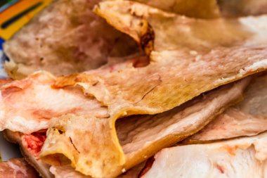 Kasap domuz eti kesiyor.