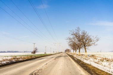 Kış mevsimi, araba manzarası ve karlı cadde Bükreş, Romanya, 2021 'de araba sürerken ön camdan içeri giriyor..