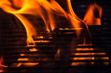 Parlak alevli boş kömür ızgarası.