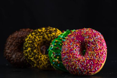 Şekerli donutlar izole edilmiş. Renkli donutları kapat.