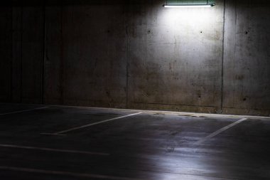 Boş otopark, loş ışık, yeraltı otoparkı..