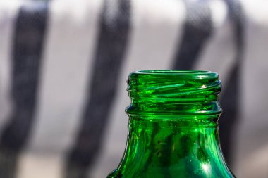 Su bardağı şişesinin ayrıntıları. Su içme konsepti