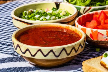 Çeşitli salata malzemeleri, domates sosu, lezzetli kızarmış yumurta ve sağlıklı kahvaltı için çiğ sebze.