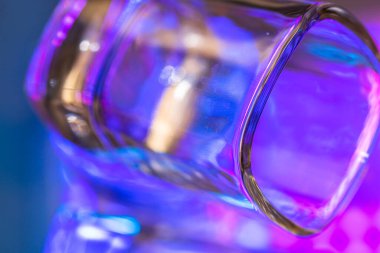 Soyut su renkli yüzeye düşer. Cam kapaklı soyut arkaplan kavramı