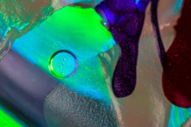 Su yüzeyinde yağ damlaları ve dalgaları olan soyut renkli arkaplan. Soyut arkaplan kavramı