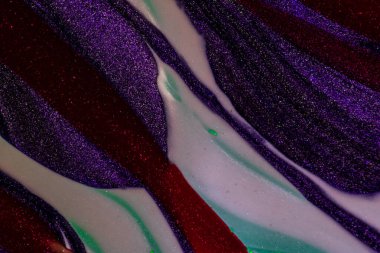 Su yüzeyinde yağ damlaları ve dalgaları olan soyut renkli arkaplan. Soyut arkaplan kavramı