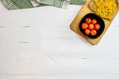 Güzel İtalyan makarnası, domates, soğan ve makarna pişirmek için sarımsak.