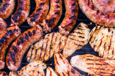 Izgara sosis ve ızgarada domuz pirzolası. Bahçede mangal partisi.