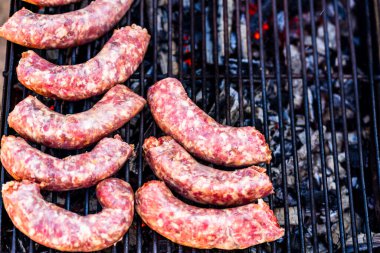 Izgara sosis ve ızgarada domuz pirzolası. Bahçede mangal partisi.