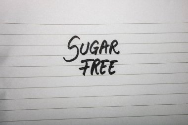 Beyaz not kağıdına elle yazılmış notlar