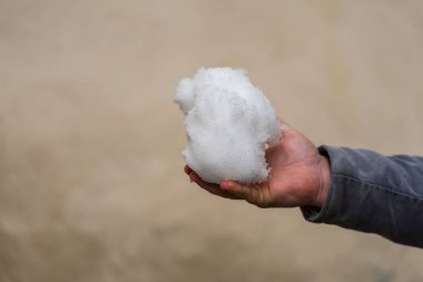 Ellerinde kar tutan bir adam