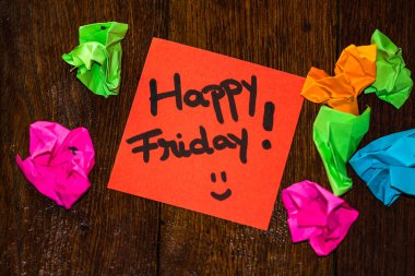 İş konsepti, para, ahşap masa üzerindeki notlar.