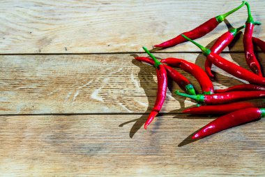 Ahşap masa üzerinde kırmızı biber