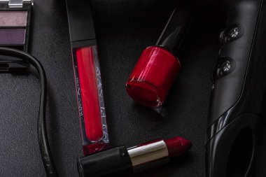 Siyah, ojeli, göz farı paleti, ruj, fırça, parfüm