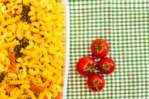 Schöne Leckere Italienische Pasta Tomaten Zwiebeln Und Knoblauch Zum Kochen — Stockfoto