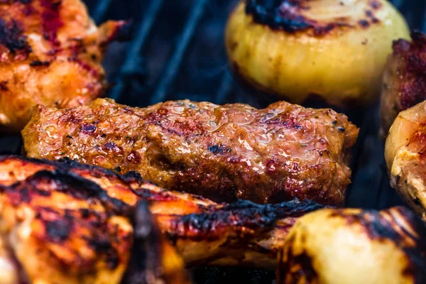 Filete Pollo Parrilla Rollos Carne Una Barbacoa Carbón Vista Superior — Foto de Stock