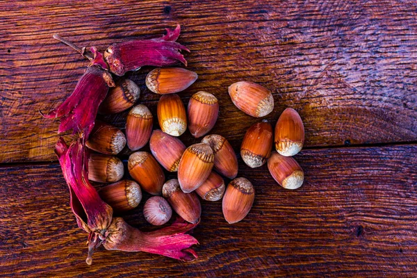 Nocciole Rosse Mature Fresche Sul Tavolo Legno — Foto Stock