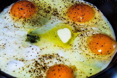 Kızarmış yumurta. Güneşli tarafı ya da yağda yumurta. Kahvaltı için bir çiftçi pazarından yemek malzemeleri.
