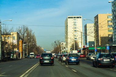 Arabanın ön camından geçen yol manzarası, Bükreş, Romanya, 2021 'de trafikte giden arabalar