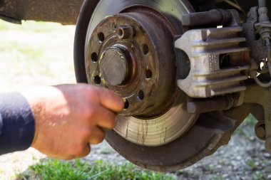 Romanya, Targoviste, 2021 'de bir arabanın frenleme ve onarım sistemi