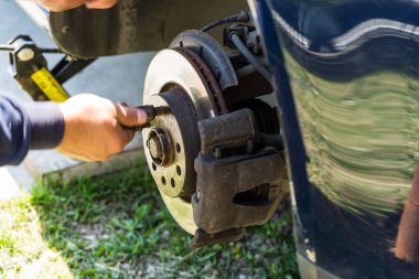 Romanya, Targoviste, 2021 'de bir arabanın frenleme ve onarım sistemi