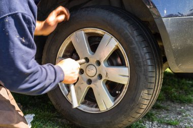 Romanya 'nın Bükreş kentindeki araba garajında araba tamircisinin vida vidası vidalanması veya sökülmesi 2020' de gerçekleşti.