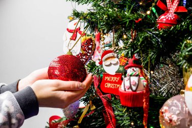 Noel ağacına Noel süsleri ve süsleri asmak