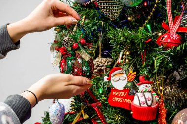 Noel ağacına Noel süsleri ve süsleri asmak