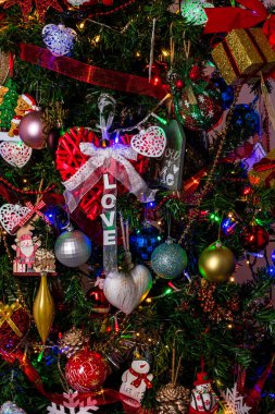 Noel ağacında asılı güzel Noel süsleri ve süslemeleri