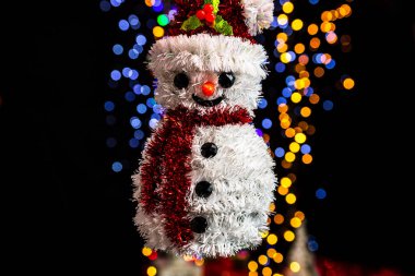 Bokeh lambalarına karşı Noel süslemesi yapmak