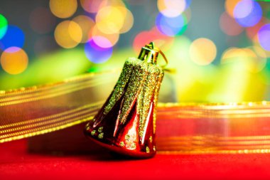 Dekorasyon ve bokeh ligths arkaplanlı Noel konsepti