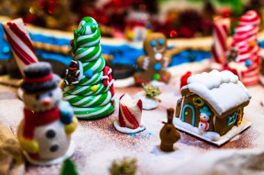 Mevsimlik dekorasyon ve süslemelerle Noel kompozisyonu