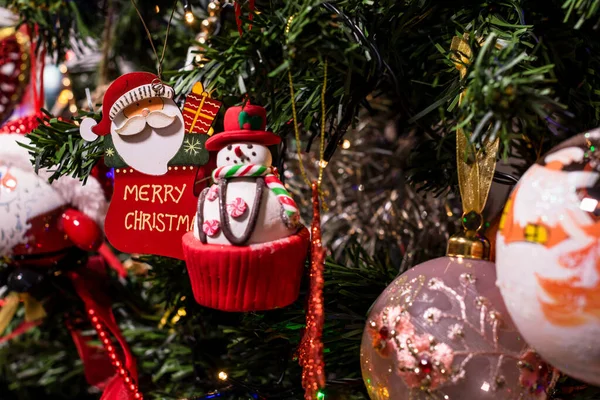 Hermosos Adornos Navidad Decoraciones Colgando Árbol Navidad —  Fotos de Stock