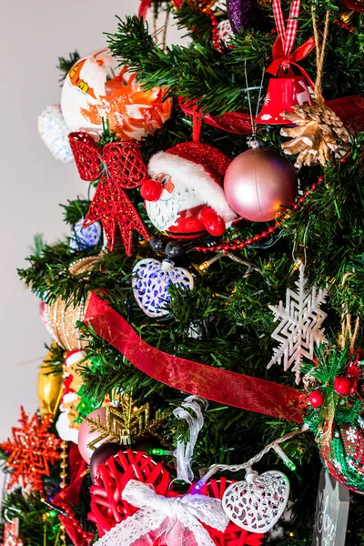 Όμορφο Χριστουγεννιάτικο Δέντρο Φώτα Και Διακοσμήσεις — Φωτογραφία Αρχείου