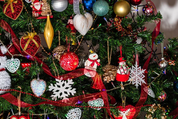 Hermosos Adornos Navidad Decoraciones Colgando Árbol Navidad — Foto de Stock