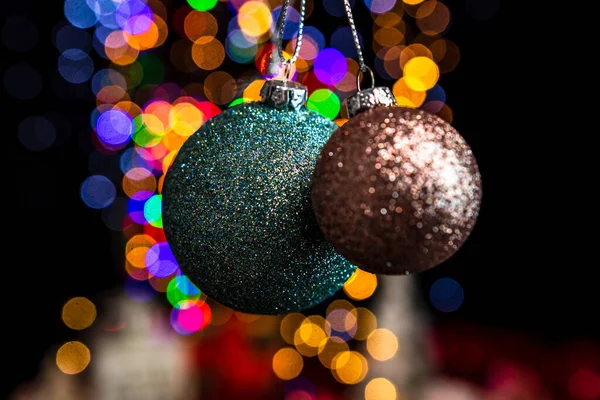 Segurando Decoração Natal Contra Bokeh Luzes Fundo — Fotografia de Stock