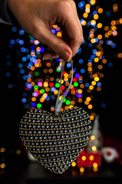 Segurando Decoração Natal Contra Bokeh Luzes Fundo — Fotografia de Stock