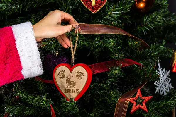 Vrouw Houden Haar Handen Een Kerst Decoratieve Ornament — Stockfoto