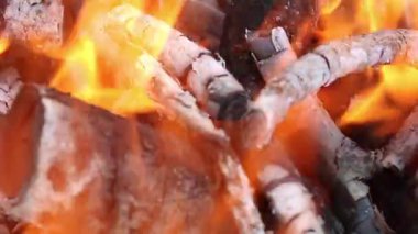 Dışarıdaki ızgarada yanan ateş. Odun ızgarada yanıyor, piknikte ateş yakıyor. Açık hava eğlencesi ve yiyecek konsepti