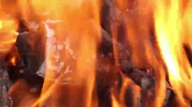 Dışarıdaki ızgarada yanan ateş. Odun ızgarada yanıyor, piknikte ateş yakıyor. Açık hava eğlencesi ve yiyecek konsepti