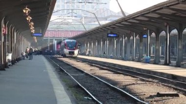 Bükreş Kuzey Tren İstasyonu 'nda Tren (Gara de Nord Bucuresti)