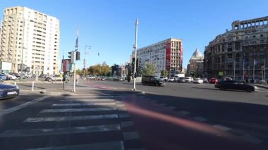 Şehrin şehir merkezinde trafik sıkışıklığında araba trafiği. Araba kirliliği, sabah akşam trafik sıkışıklığı.