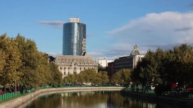 Şehrin şehir merkezinde trafik sıkışıklığında araba trafiği. Araba kirliliği, sabah akşam trafik sıkışıklığı.